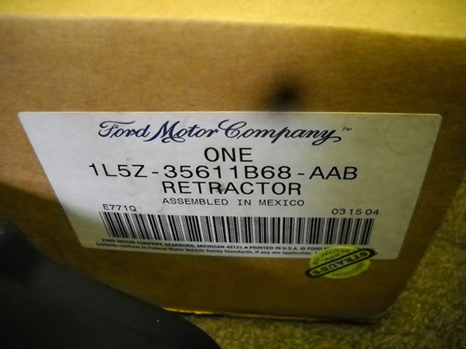 NEW OEM 2001 2002 EXPLORER SPORT TRAC RETRACTOR ASY Foto 2 de 2