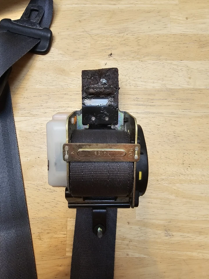 Cinturón de seguridad delantero izquierdo 96-98 Geo Tracker Suzuki Sidekick 4 puertas Foto 2 de 4