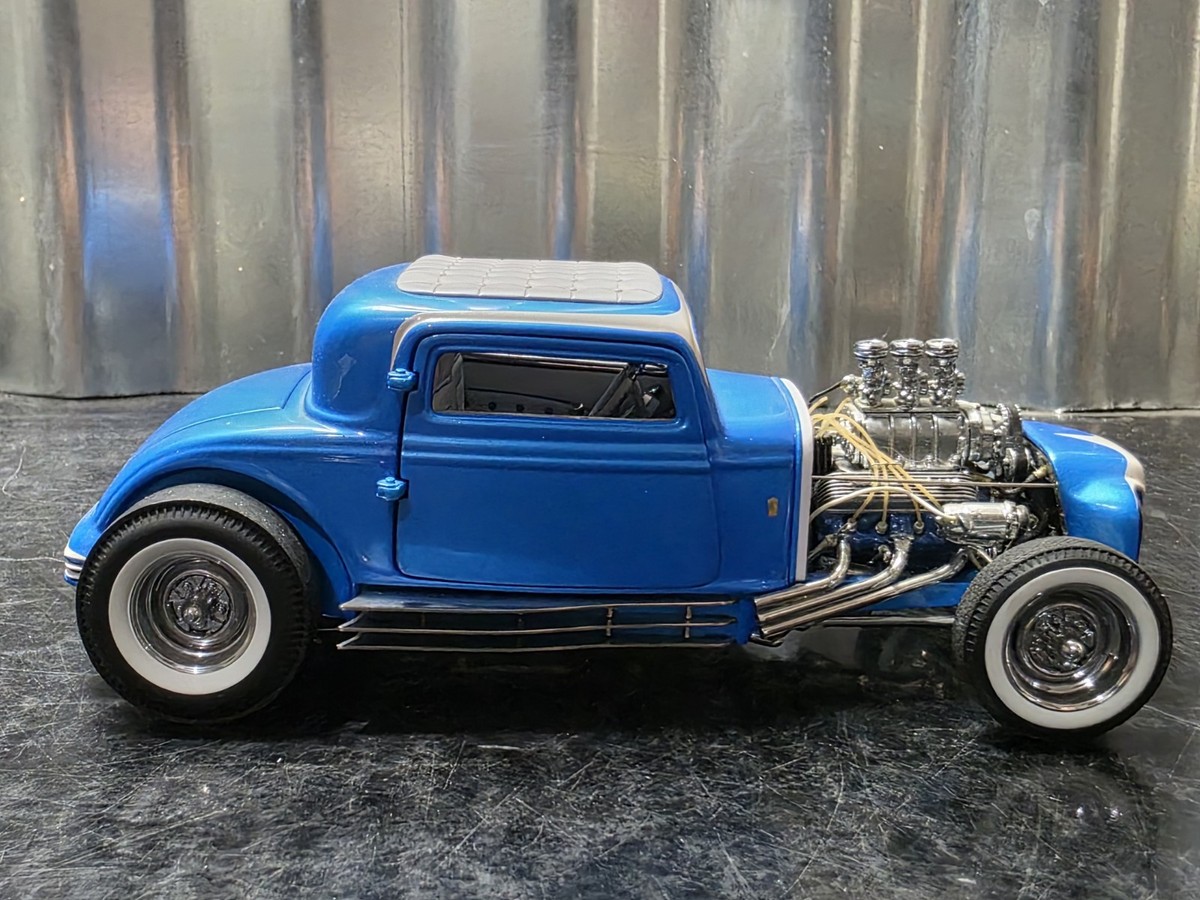 Danbury Mint 1932 Ford Little Deuce Coupe V8 1:24 Scale Diecast