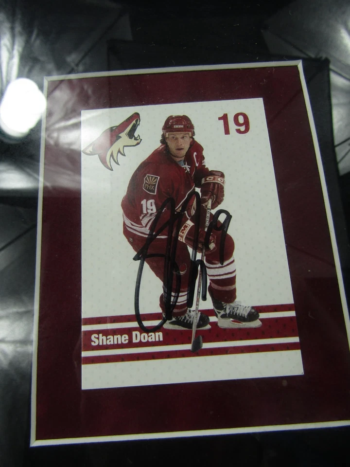 VTG Phoenix Coyotes Shane Doan #19 NHL Hockey Autographed Display & Puck Mancave - Image 4 of 4