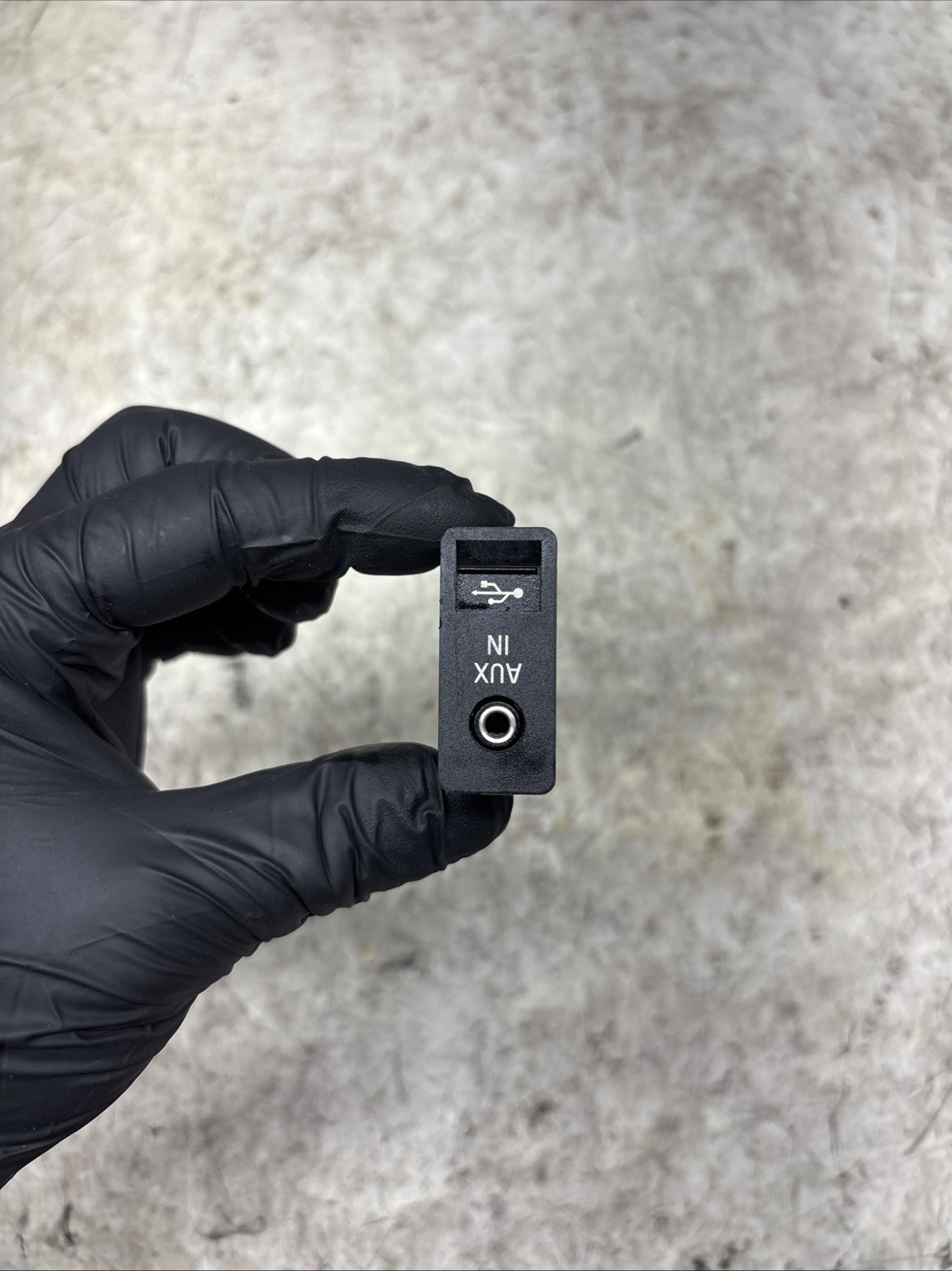 BMW E82 E88 Center Console USB Audio AUX In Socket Auxiliary Input Port Plug OEM