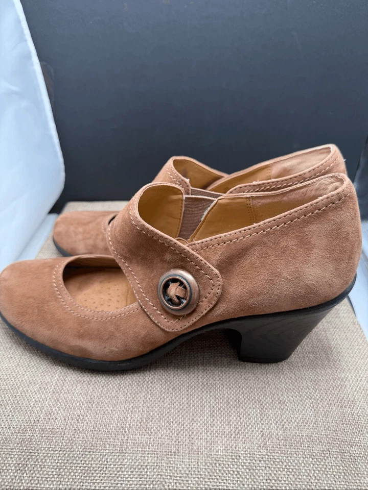 Soft Spots Suede Mary Jane Heels Size 9.5 Light Brown Button Over - Image 3 of 4