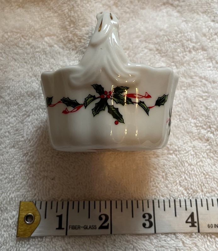 Vintage Lefton China Small White Basket Holly Berries Gold Trim Christmas #03862