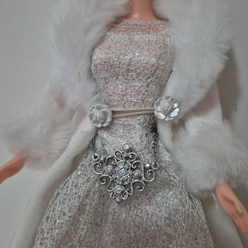 "HOLIDAY VISIONS DOLL WINTER FANTASY COLLECTION" BARBIE 2003 Barbie Doll Mattel - image 3 of 4
