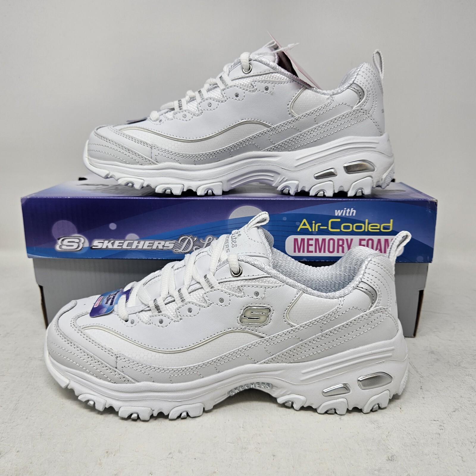Wmns Skechers D'Lites Fresh Start Comfy Casual Shoe / White Silver / 11931 WSL