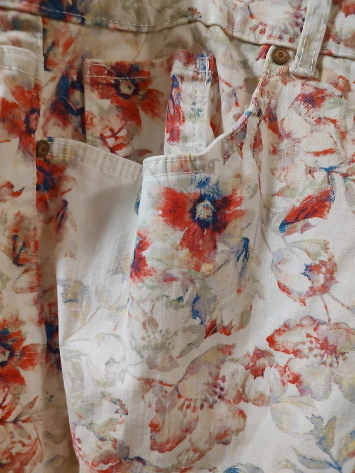 Code Bleu Shorts-Flowered Themed -24W-Used - Image 3 of 4