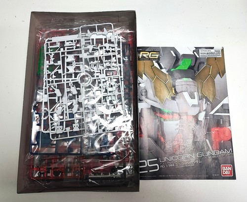 BANDAI 1:144 RG UNICORN GUNDAM RX-0 PLASTIC MODEL KIT GUNPLA REAL GRADE - Picture 2 of 8