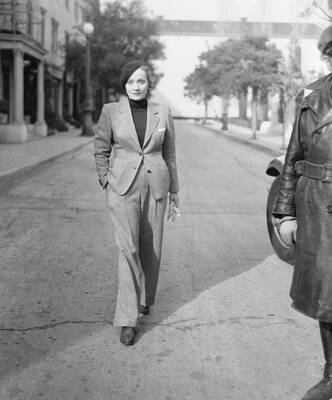 Marlene Dietrich 1933 Photo Marlene Dietrich leaving the Paramount Studio afte