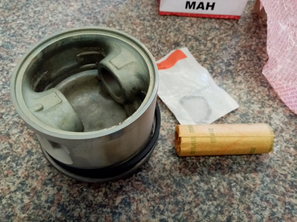 Pistón Volvo B20 B30 .030" / .75mm, 24MM pin MAHLE 142 144 145 164 Foto 3 de 3