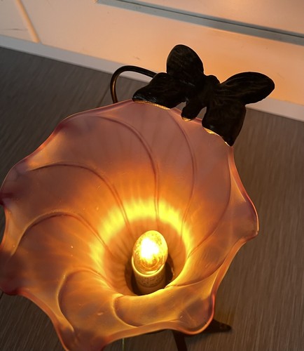 Single Lily Lamp White & Lavender Glass Shade On Antique Style Metal Leaf Base - 第 8/9 張圖片