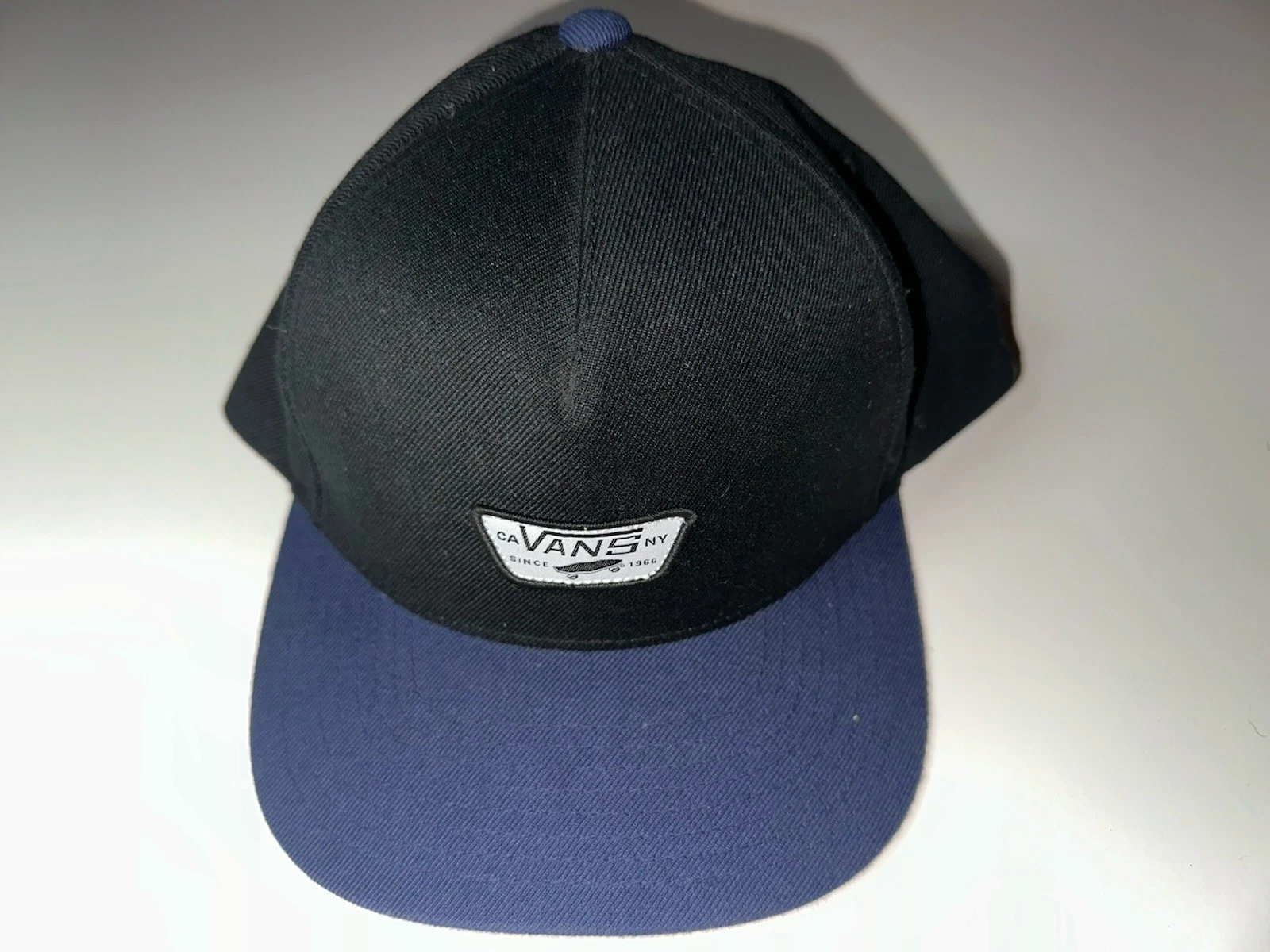 Cappello a tesa piatta con toppa logo Vans blu e nero snapback adj cap