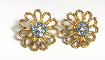 PRETTY VTG PAIR OF OPEN LOOP DAISY PIERCED EARRINGS W/BLUE RHINESTONE CENTERS