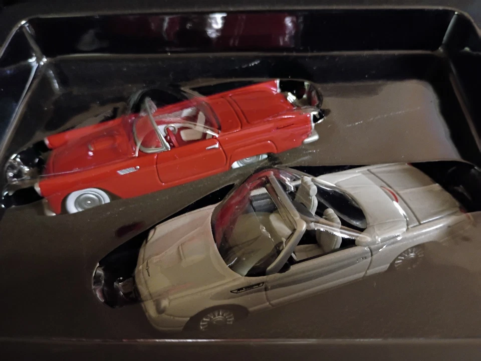 Conjunto de enfeites Hallmark Ford Thunderbird 50º aniversário 2005 usado  - Imagem 3 de 4