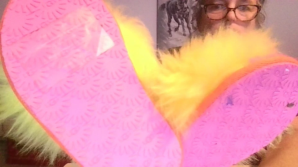 NEW! Ugg Lil Girl 8 Sesame Street Pink/Yellow Fluff Yeah Big Bird Sandals *SPOT* - Image 3 of 4