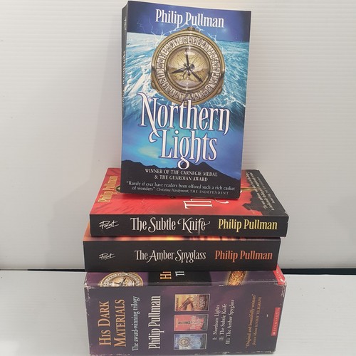 HIS Dark Materials: Trilogy BOXSET Paperback Novels by Philip Pullman 2005 - 第 1/5 張圖片