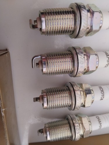 Pack of 4 Champion RC10YC4 Sparkplugs - new old o.e S1882 311101 stock - Picture 5 of 8