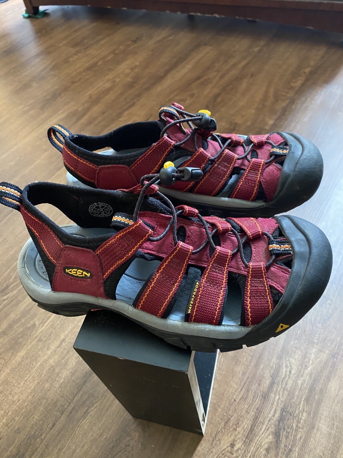 Keen Newport sandalo donna taglia 7 M rosso sandalo sportivo sportivo acqua