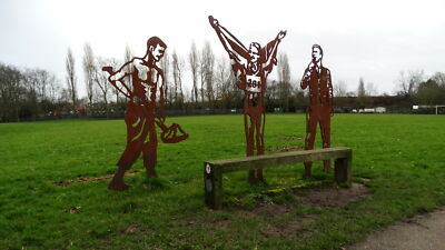 Photo 6x4 Saltworker Paula Radcliffe & Gary Barlow sculpture Northwich Pe c2020