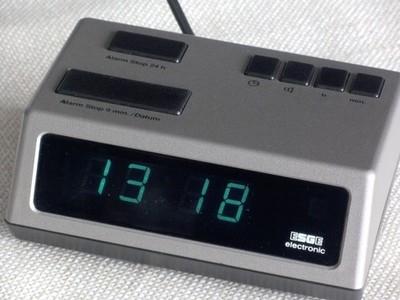 ESGE Uhr/Wecker NOS 1970er mit grüner Fluoreszenzanzeige, netzfrequenzsynchron