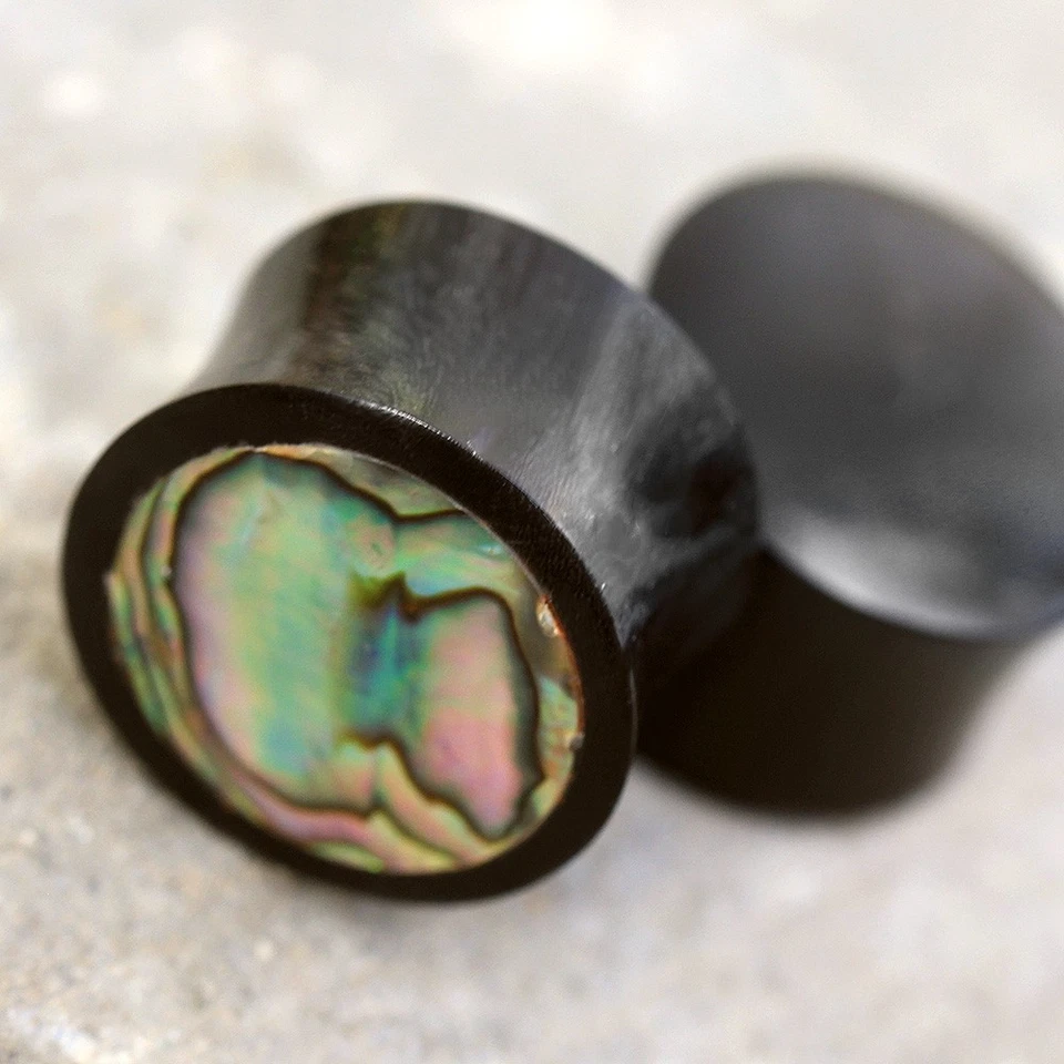 PAR de enchufes orgánicos de cuerno de búfalo negro con incrustación de abulón Foto 3 de 4