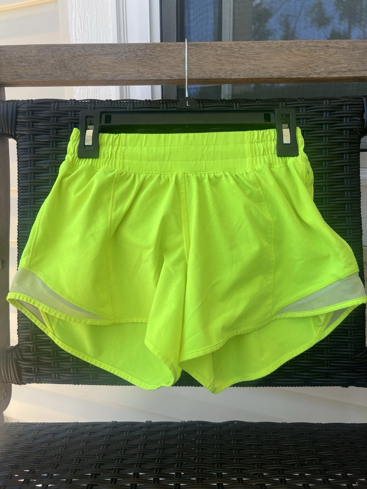 LULUS Lululemon Hotty Hot Shorts taglia 2 giallo fluo ottime condizioni ???