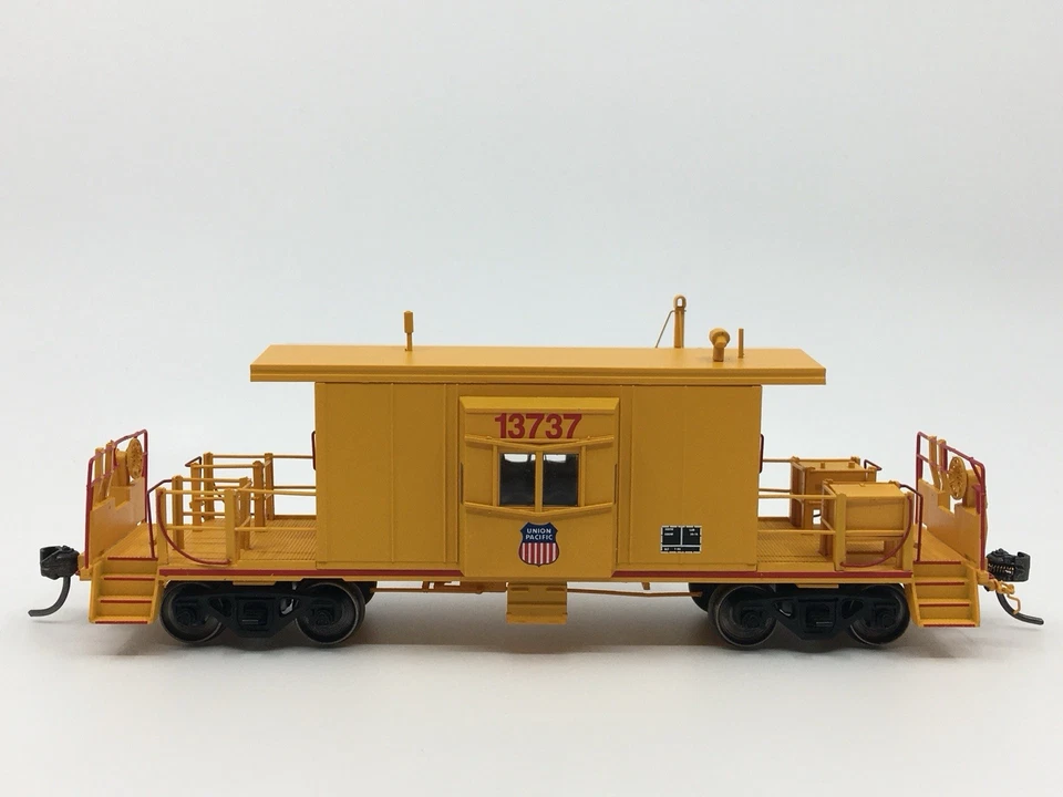 HO Bluford Shops 31020 Union Pacific Short Body Bay Window Caboose UP #13737 - Image 2 of 4