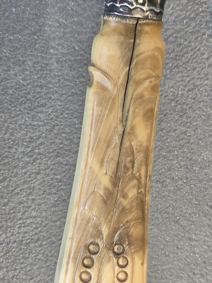 Cuchillo antiguo mango muy interesante con diseño tallado en él posible plata  Foto 3 de 4