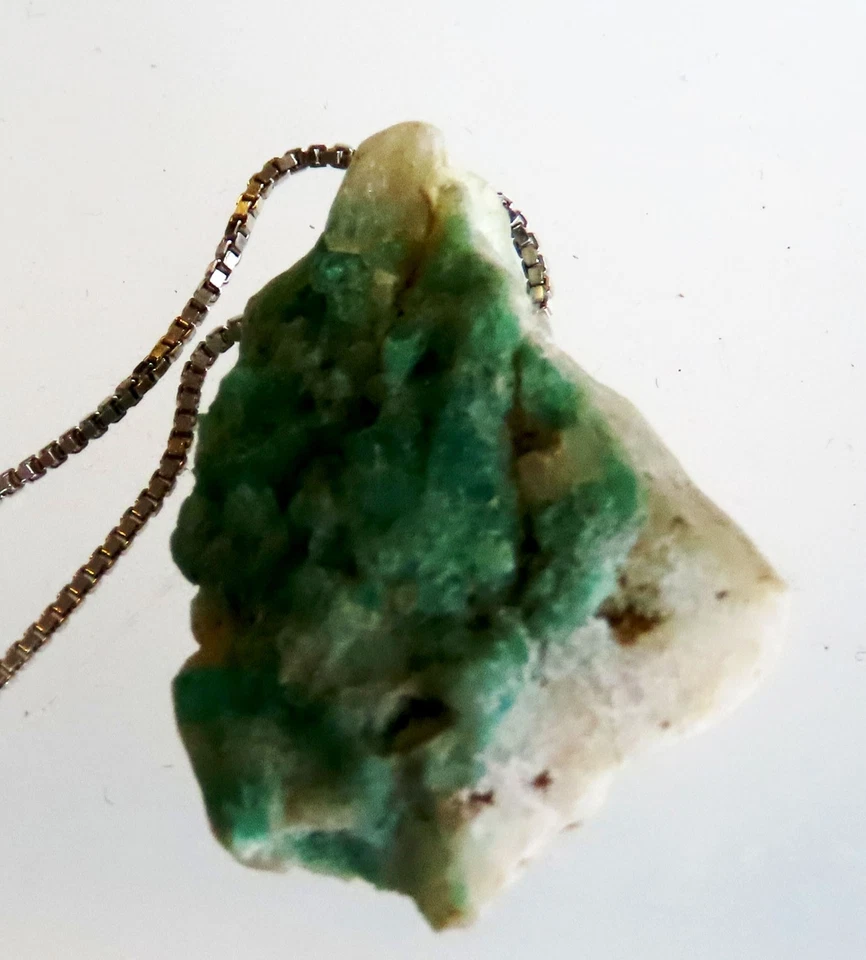 Ciondolo in argento con smeraldo grezzo nella matrice - Immagine 4 di 4