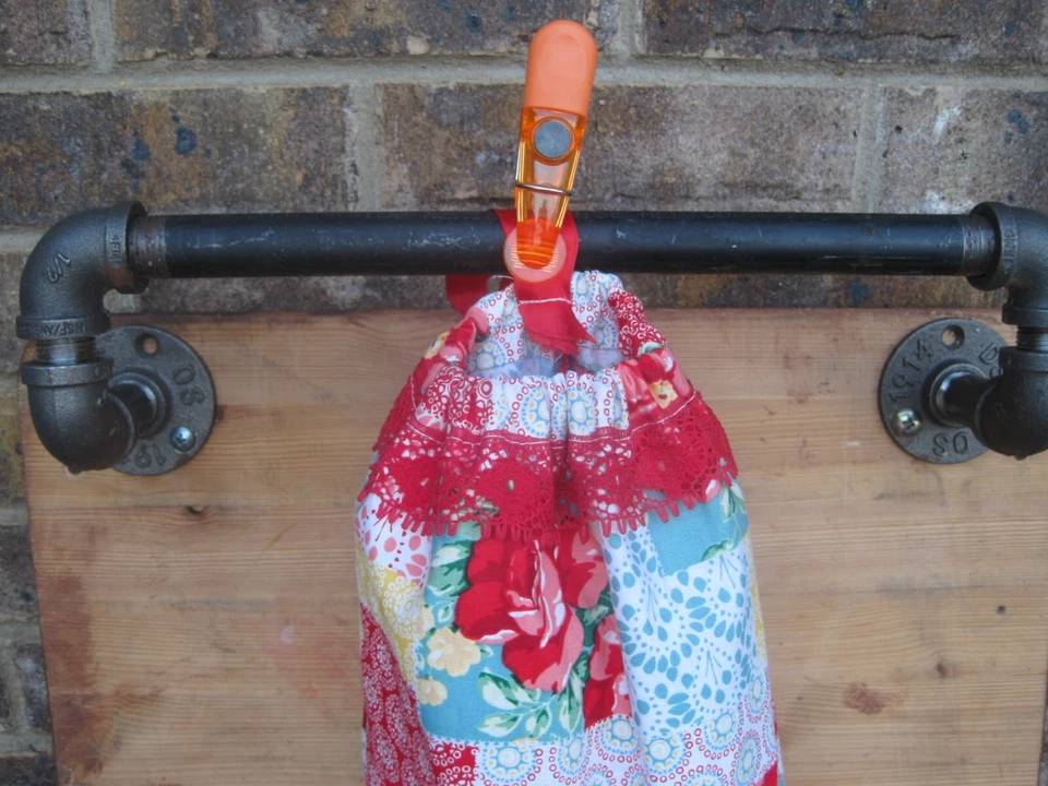 Bolsa de Plástico Soporte de Almacenamiento Floral Hecho a Mano Mujer Pionera Tela Bordes de Encaje Rojo Foto 3 de 4