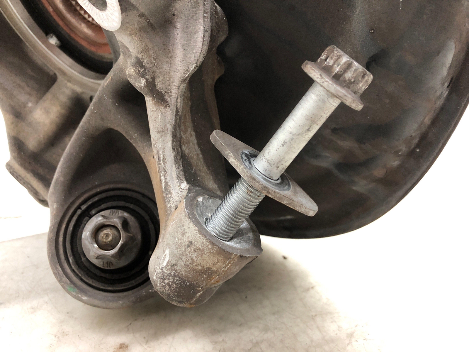 2016-2020 BENTLEY BENTAYGA LEFT REAR SPINDLE KNUCKLE WHEEL BEARING HUB OEM 2019