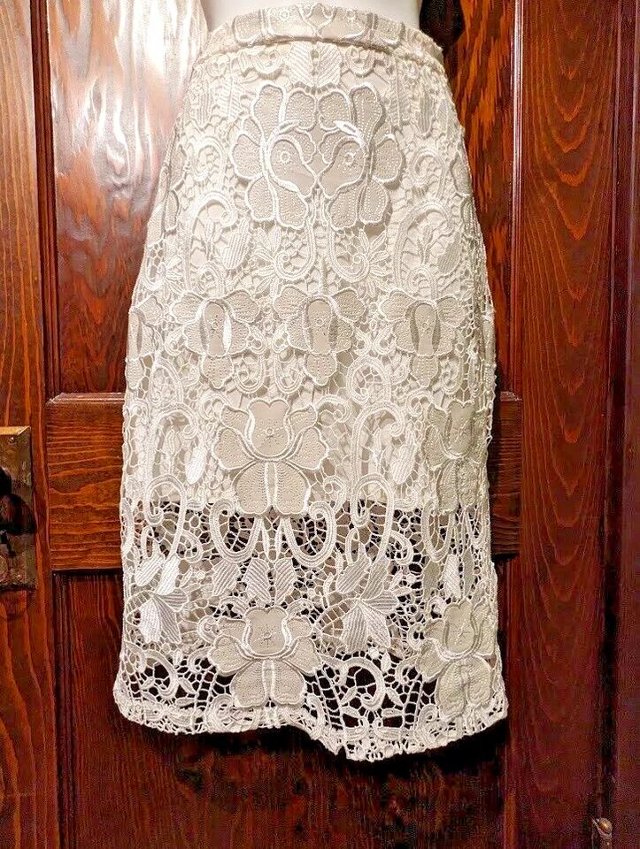 ALEXIS white guipure lace & gray faux leather embroidered flowers skirt XS 0 3E - Image 4 of 4