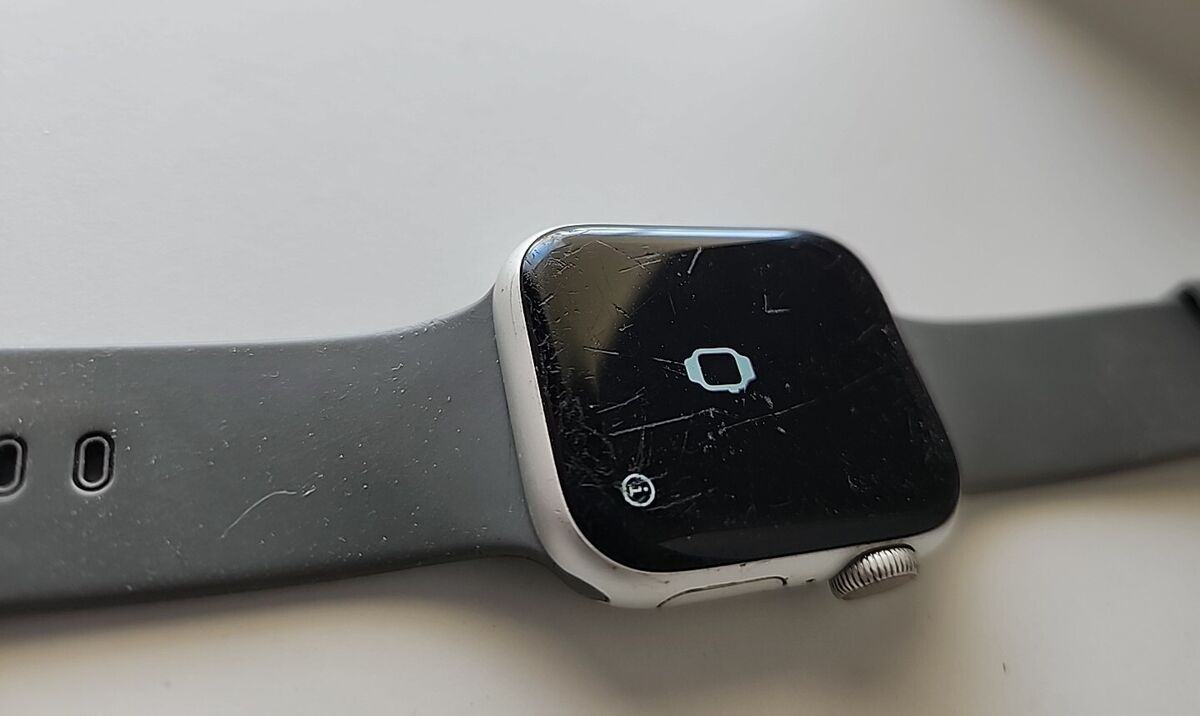 Apple Watch Series 4 (40mm) Aluminum/Ceramic Case GPS LTE WR Apple Watch Series 4 (40mm) Aluminum/Ceramic Case GPS LTE WR