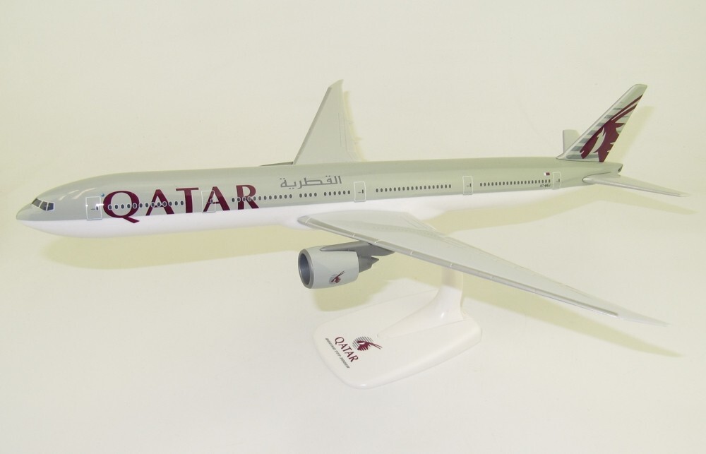 1/200 Qatar Airways Boeing 777-300ER Qatar Airways Boeing 777-300ER A7-BEJ 1/200 scale desk model