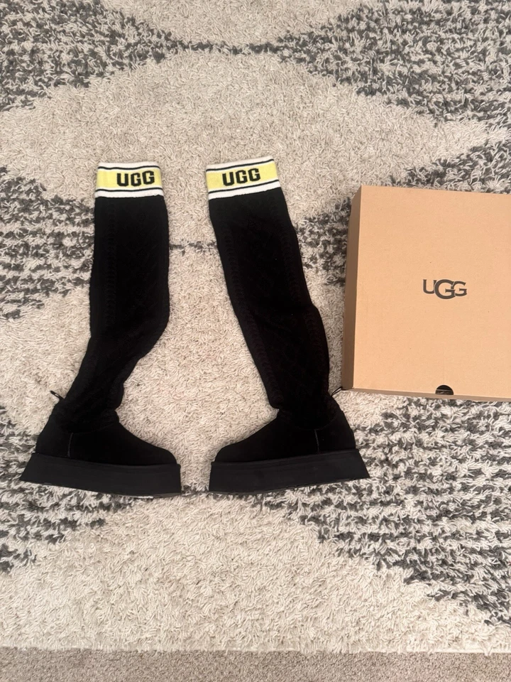 UGG NEGRO CON CLÁSICO SUÉTER LETRA Foto 2 de 4
