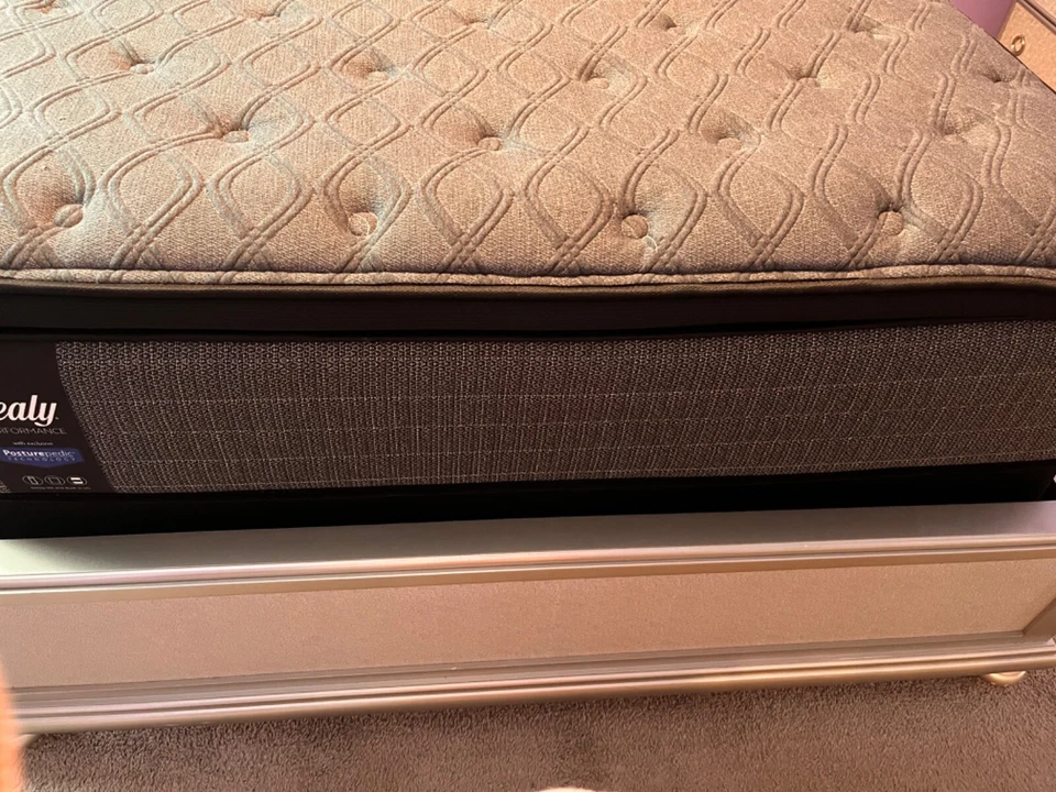 Juego de muebles de dormitorio tamaño queen usado Foto 4 de 4