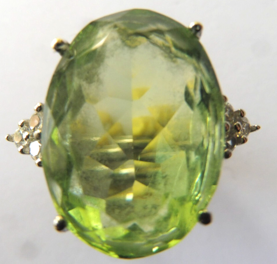 Bague en prasiolite biseautée argent massif pour tenue de soirée élégante