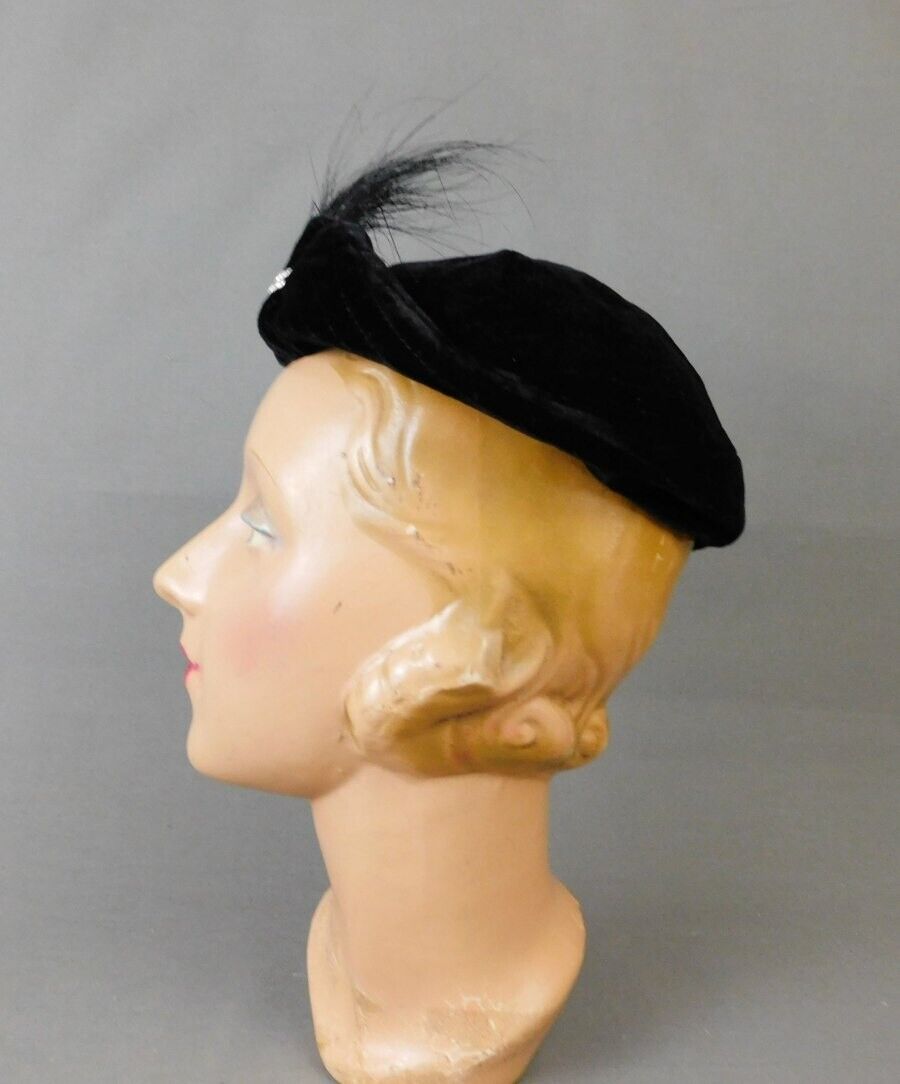 Vintage 1930s Black Velvet Hat with Feathers & Rh… - image 6