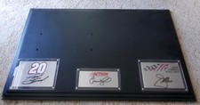 TONY STEWART/JOE GIBBS/FRED WAGENHALS SIGNED PLAQUE ONLY (65/334) ACTION RACING