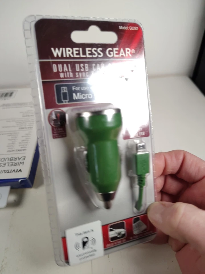 Двойное автомобильное зарядное устройство USB с кабелем синхронизации и зарядки и наушниками-вкладышами Vivitar - Изображение 2 из 4