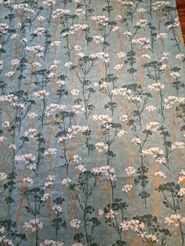 Cortina de ducha de tela floral verde flores blancas acuarela cabaña pilares Foto 2 de 3