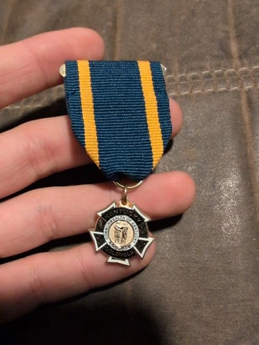 Kentucky Commonwealth Colonels Pin Distinction Medal Pin Lapel US