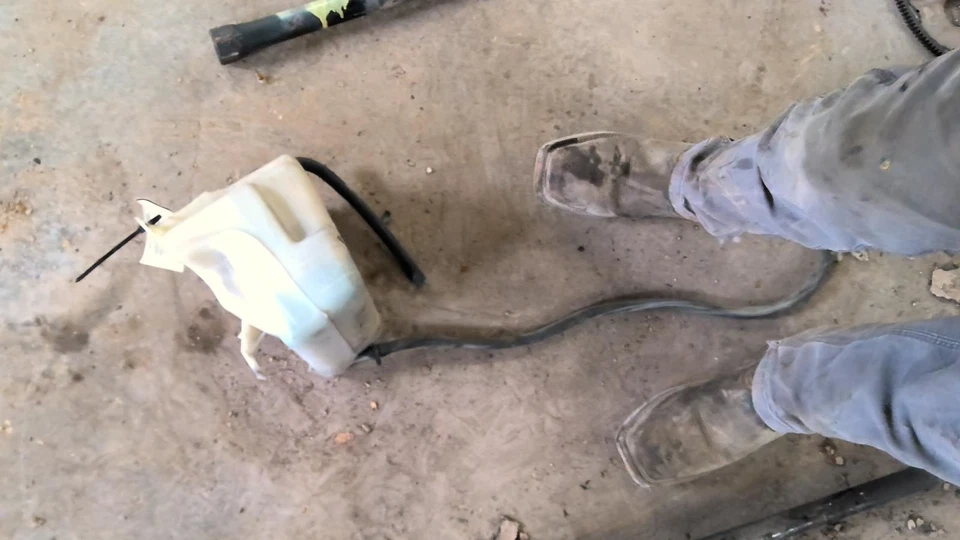 Coolant Reservoir Fits 92-02 CHEVROLET 3500 PICKUP 676537 - Изображение 2 из 2