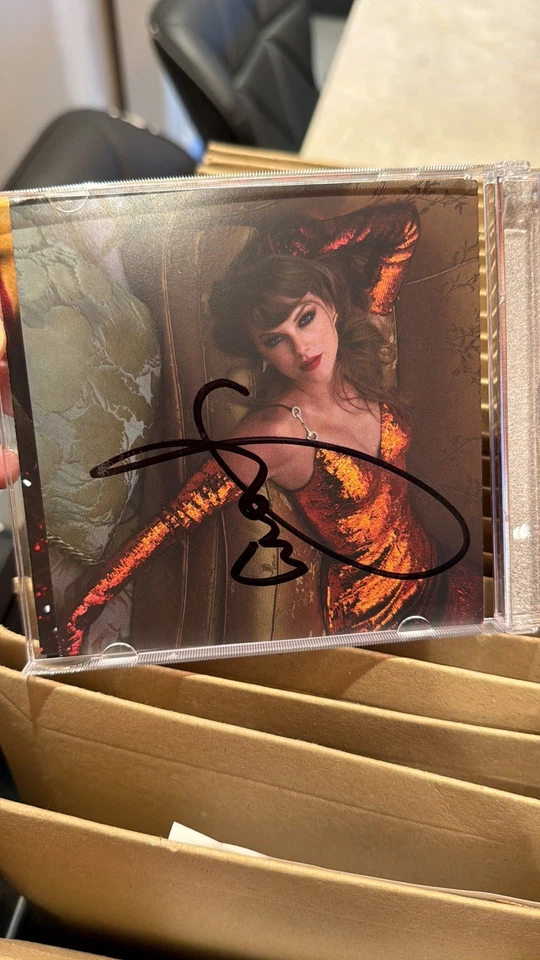 The Life of a Showgirl: It’s Beautiful Edition CD with Hand Signed Photo 📦✅ - Bild 2 von 3