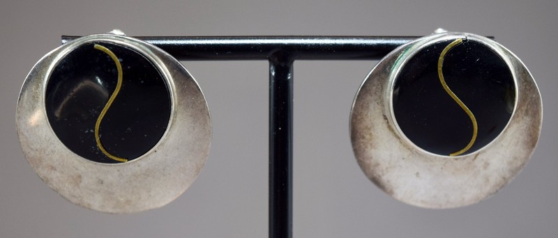 VINTAGE STERLING SILVER & BLACK ENAMEL MEXICO MODERIST EARRINGS BRASS LINE INLAY