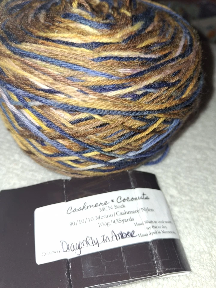 Peso de dedo "Libélula en ámbar" nailon merino mezcla cachemir. 435 yardas. Foto 4 de 4