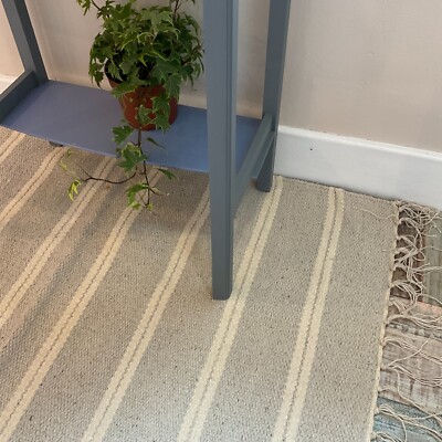 Teppich grau beige natürlich recycelte Garnteppiche weich gestreift handgewebt und reversibel