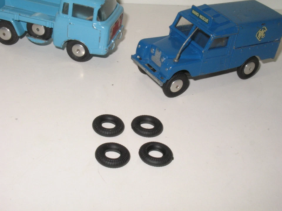 C32 CORGI, X 4 Lightly Grooved Tires Land Rover 1St Type... 16.5 / 8 - Image 4 of 4