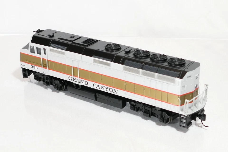 Walthers 910-19480 HO Scale DCC+Sound Locomotive Grand Canyon 239 F40PH - Image 3 of 4