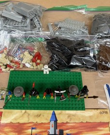 LEGO Castle 6098 King Leo's Castle 8 Minifigures 529 Pieces With Box Pre-Owned