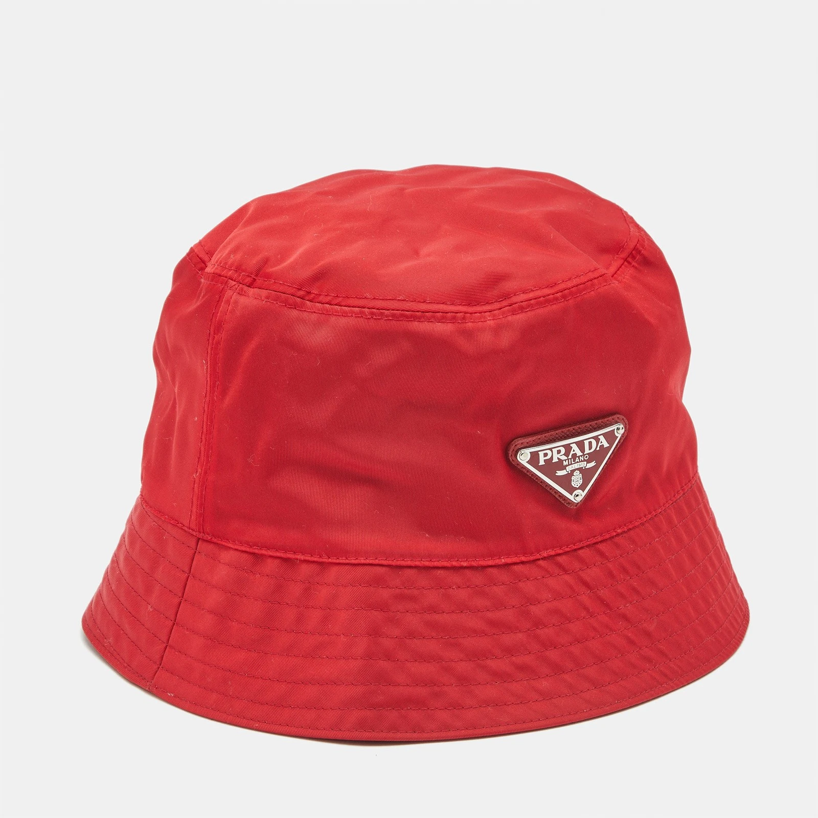 Cappello Prada Rosso Nylon Logo Triangolo Placca Secchiello M